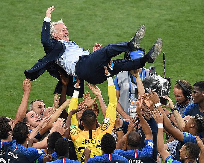 Лучшим главным тренером сезона, по версии FIFA, стал Дидье Дешам, руководящий сборной Франции