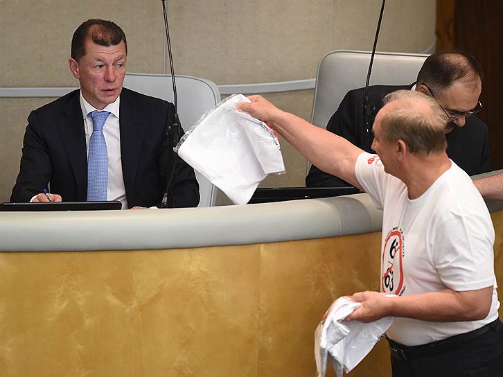 На заседании Госдумы выступил министр труда Максим Топилин (на фото слева), который рассказал о снижении безработицы в России до 3,5 млн человек и дефиците на рынке труда
