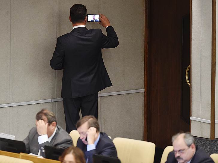 Депутат Госдумы Роман Романенко («Единая Россия») делает селфи во время рассмотрения пенсионной реформы во втором чтении