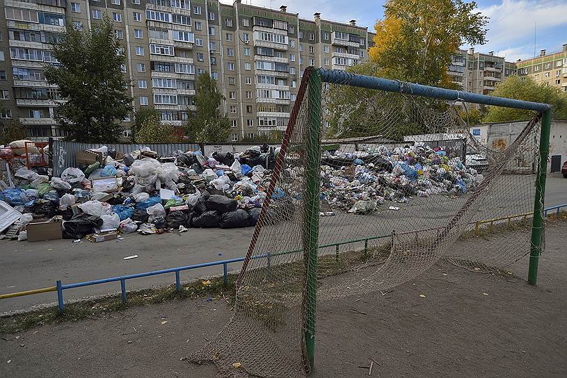 В результате Челябинск буквально утонул в мусоре. Городские власти с коллапсом не справились