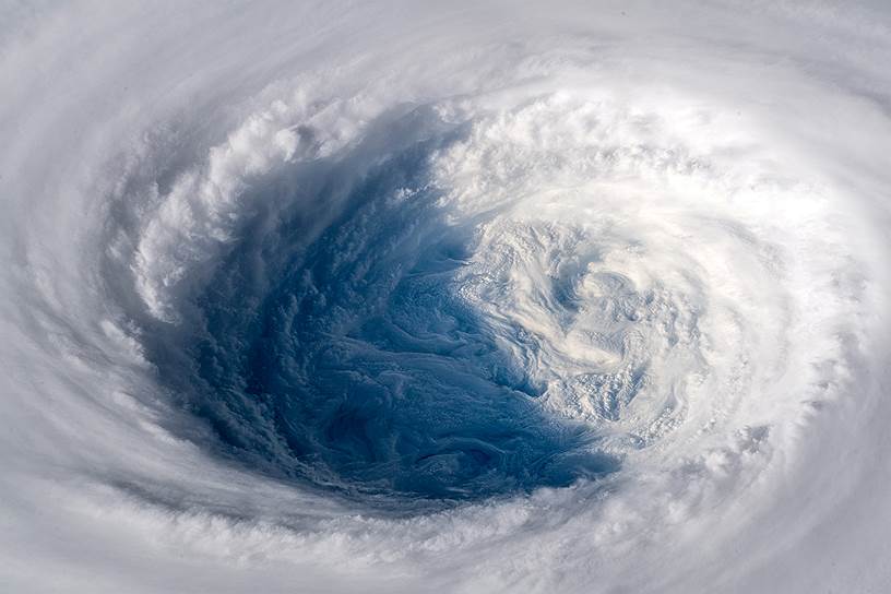 Международная космическая станция (МКС). Вид на тайфун «Трами»