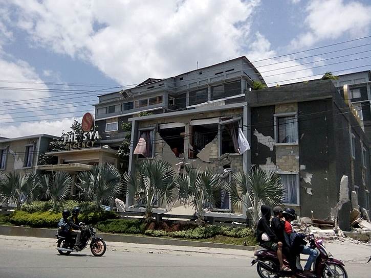 Спасателям пока не удается установить связь с населенными пунктами в районе Дунгала в провинции Центральный Сулавеси