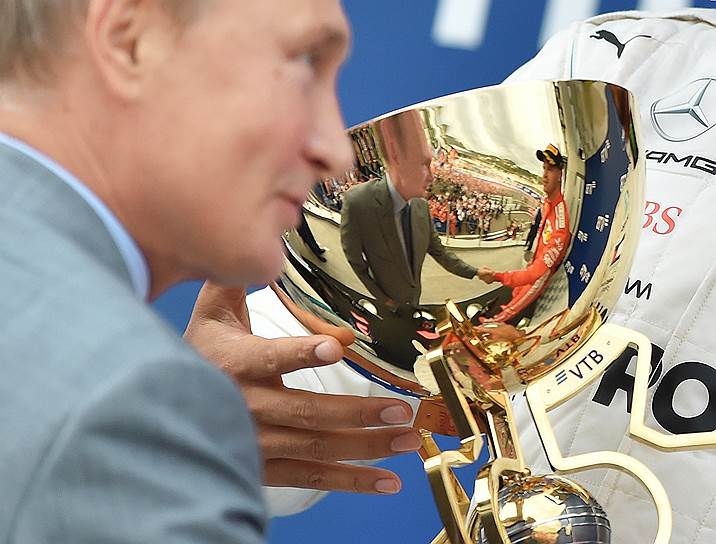 Президент Владимир Путин во время церемонии награждения призеров российского этапа «Формулы-1» 