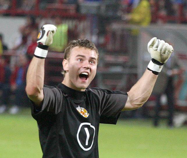 В 2003 году Игоря Акинфеева приняли в основной состав ЦСКА, а в том же году он был вызван и в сборную страны, но в том сезоне на поле не выходил