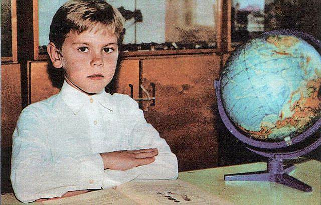 Игорь Акинфеев родился 8 апреля 1986 года в городе Видное Московской области. В четыре года родители отправили его в детско-юношескую школу ЦСКА, и уже после второй тренировки он был поставлен на ворота 