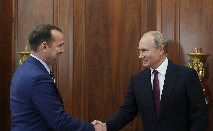 Президент России Владимир Путин (справа) и врио губернатора Курганской области Вадим Шумков 