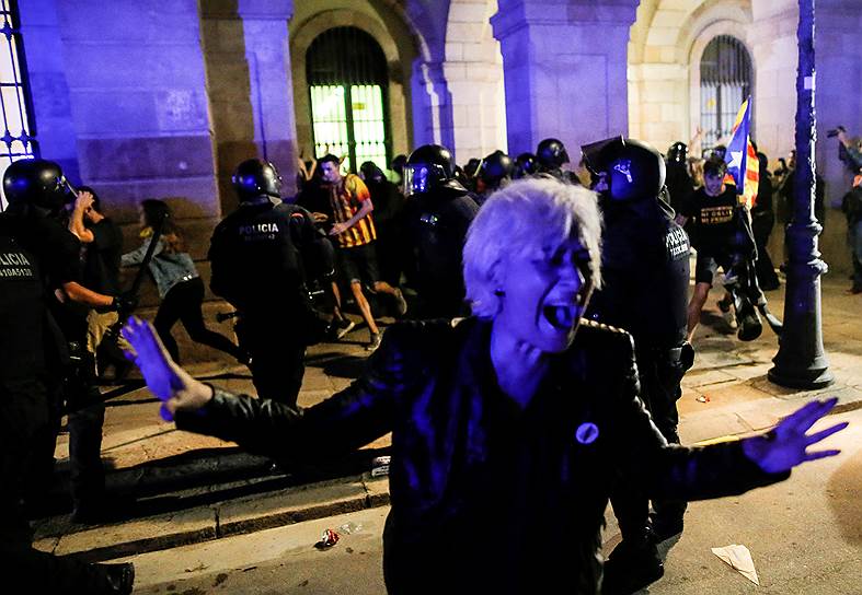 Барселона, Испания. Столкновения демонстрантов с полицией у здания парламента Каталонии