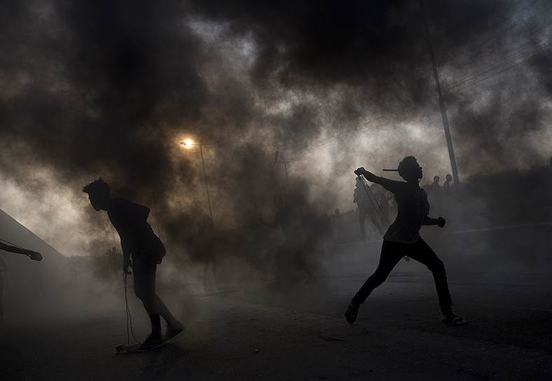 Сектор Газа. Палестинские протестующие кидают камни в израильских военных вблизи КПП «Эрез» 