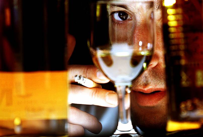 В 2000 году британцы с горечью наблюдали за одновременным повышением налогов на виски и сигареты