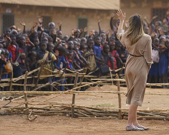 Лилонгве, Малави. Первая леди США Мелания Трамп во время посещения местной школы 
