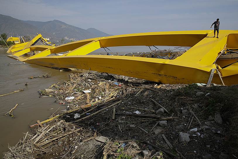 Палу, Индонезия. Разрушенный в результате землетрясения и цунами мост 