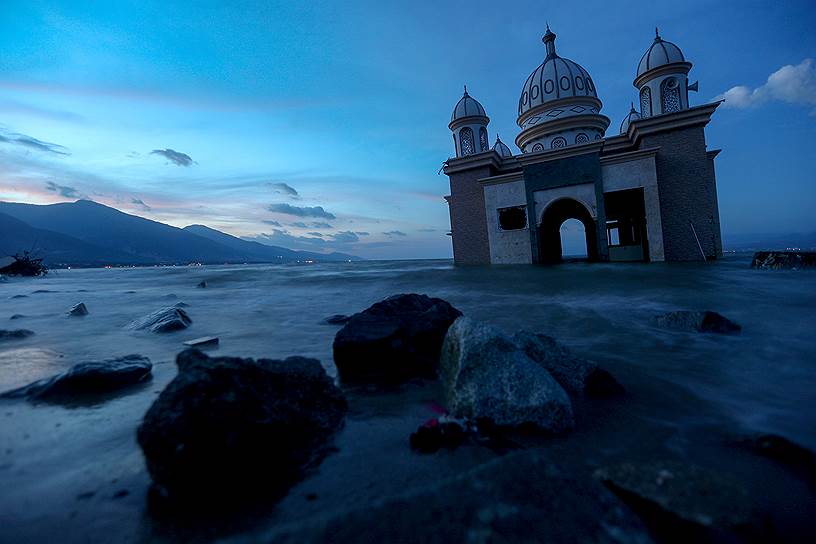 Палу, Индонезия. Руины мечети, разрушенной в результате землетрясения и цунами