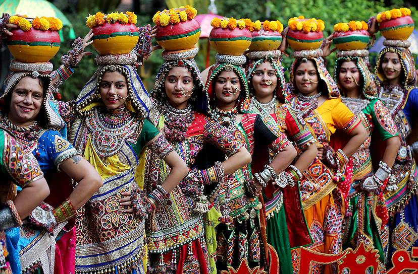 Ахмадабад, Индия. Репетиция исполнительниц национального танца накануне индуистского религиозного праздника Наваратри