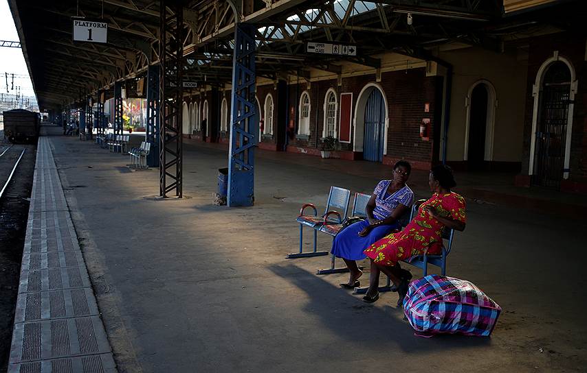 Хараре, Зимбабве. Местные жительницы в ожидании поезда