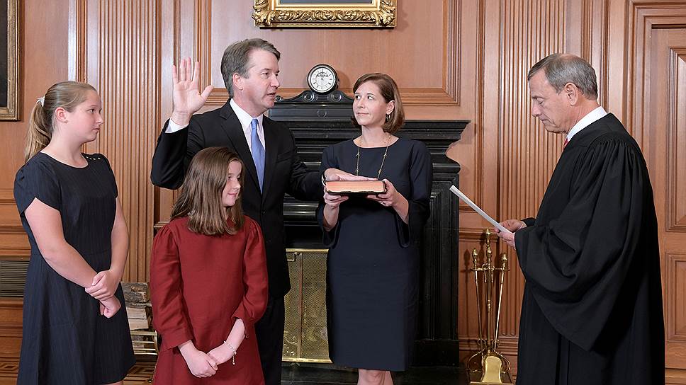 Судья Верховного суда США Бретт Кавано (слева) с женой и дочерьми