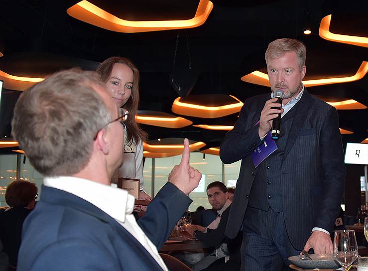 Телеведущий Валдис Пельш (справа) во время гала-ужина и аукциона, организованного «Русфондом» в ресторане Arbat Beer &amp; Grill