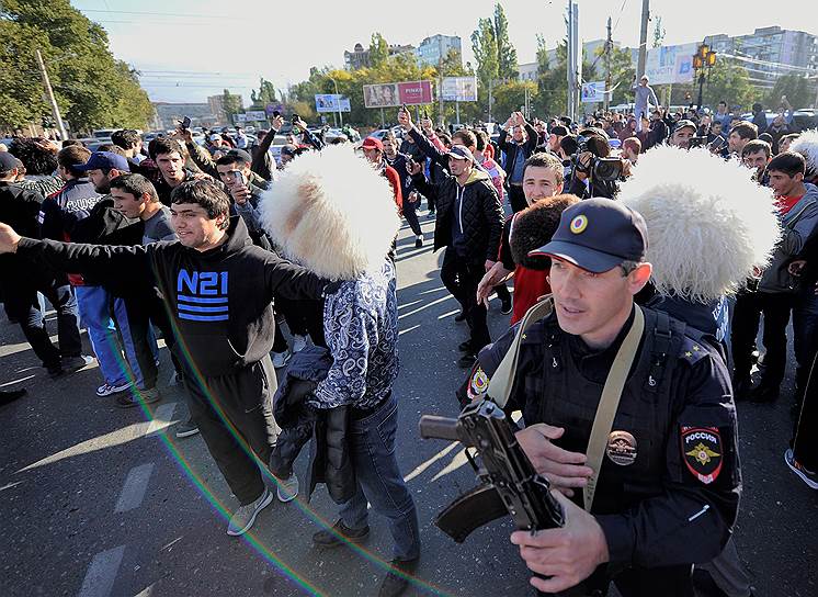 Празднующие и полицейские на проезжей части улицы Ярагского