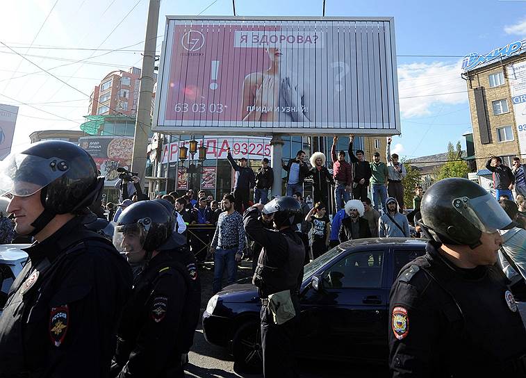 Полицейские и жители Махачкалы на перекрестке улицы Ярагского и проспекта имама Шамиля