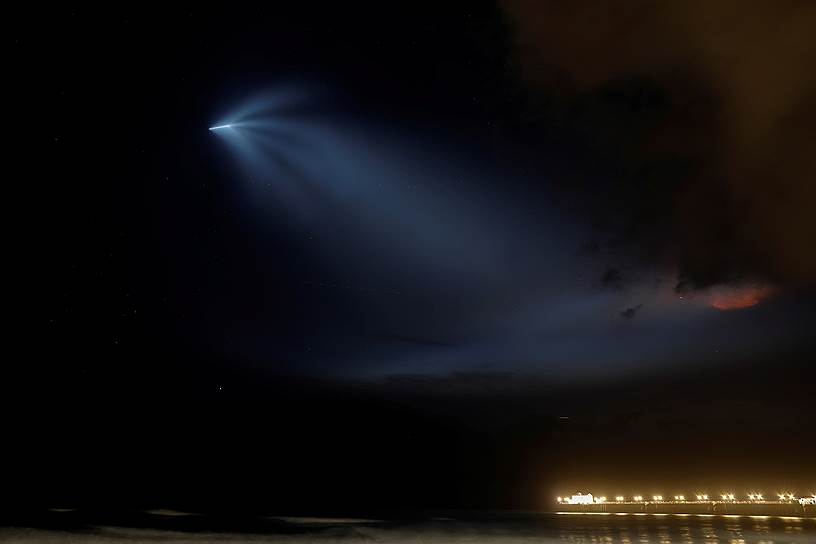 Оушенсайд, штат Калифорния (США). Приземление ступени ракеты Falcon 9 (SpaceX) после выведения спутника на орбиту 
