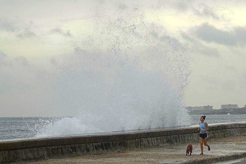 Гавана, Куба. Местная жительница на пробежке с собакой 