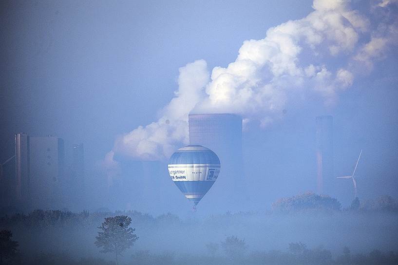 Роггендорф, Германия. Воздушный шар на фоне электростанции