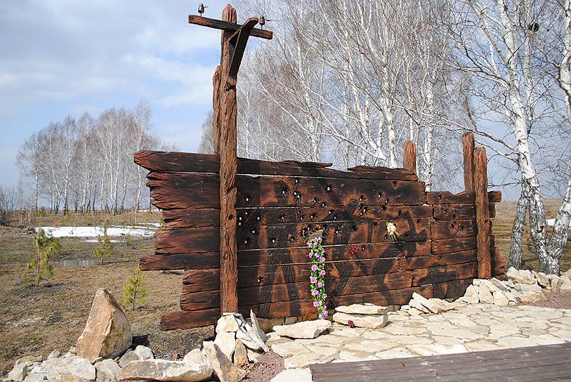 Мемориал жертвам Сиблага. Расстрельная стена. В 1930-е расстрелы проводились в окрестностях Мариинска, рядом с деревней Малый Антибес, там же хоронили казненных. С 1943 года расстреливали в городской тюрьме