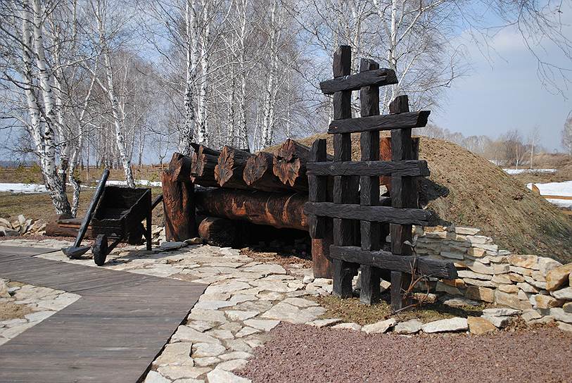 Мемориал жертвам Сиблага. Холм памяти. Тачка и кирка символизируют непосильный каторжный труд заключенных