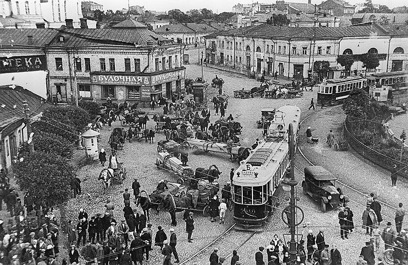 В Москве конца 1920-х годов типичной картиной стало столпотворение автомобилей, трамваев и извозчиков, пассажиры которых в 30-е годы дружно пересели на метро