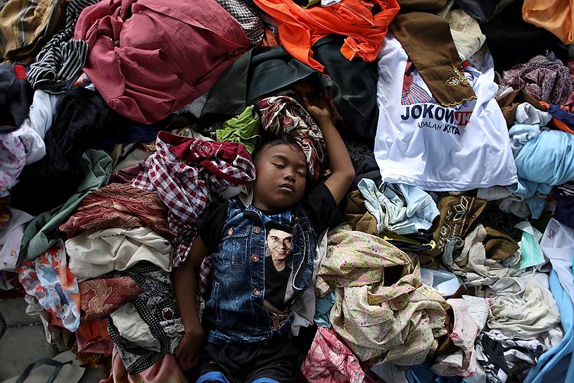 Палу, Индонезия. Мальчик спит в лагере временного размещения пострадавших в результате цунами и землетрясения