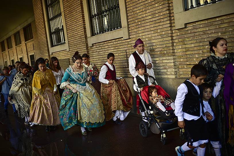 Сарагоса, Испания. Жители города в национальных костюмах празднуют Национальный день Испании