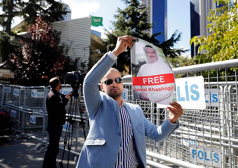 Участник демонстрации держит фотографию журналиста Джамаля Хашогги напротив здания консульства Саудовской Аравии в Стамбуле, Турция