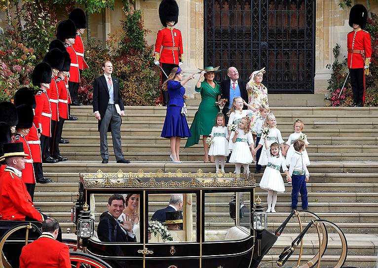 Виндзор, Великобритания. Британская принцесса Евгения Йоркская и ее супруг Джек Бруксбанк покидают Виндзорский замок после бракосочетания