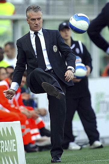 В 2006 года Дешам стал главным тренером «Ювентуса», который был отправлен в серию В после коррупционного скандала. Тренер вернул команду в элиту, но после окончания сезона покинул туринский клуб