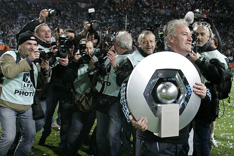 В 2009 году Дидье Дешам возглавил «Марсель» — еще один клуб, где ранее выступал. Успех пришел сразу — команда выиграла чемпионский титул спустя 18 лет (на фото). Последний раз команда становилась первой, когда Дешам выступал за нее в качестве игрока