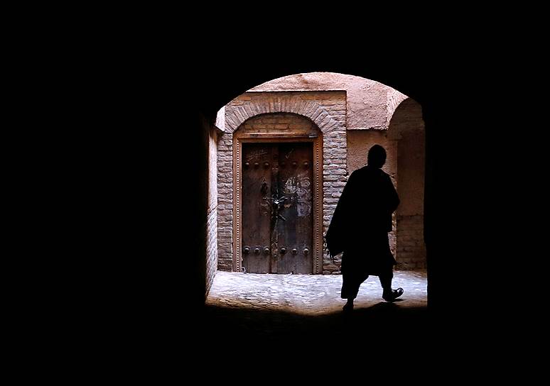 Герат, Афганистан. Мужчина прогуливается в старом городе