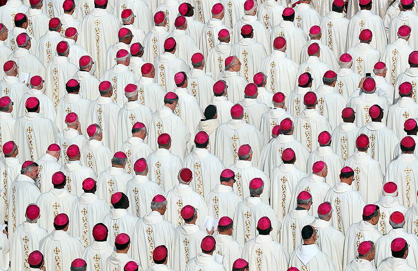 Ватикан. Епископы на мессе в честь канонизации папы римского Павла VI
