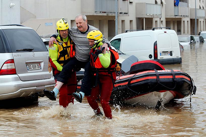 Треб, Франция. Спасатели эвакуируют местных жителей во время наводнения