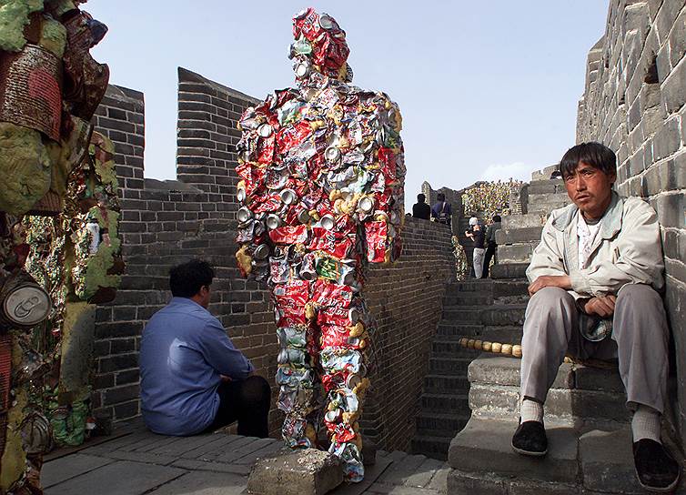 Западные скульпторы, которые находят в мусоре источник вдохновения, совершают мировые туры, и восточным ценителям искусства такое направление нравится