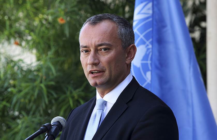 Николай Младенов родился в 1972 году. В 2010-2013 годах возглавлял МИД Болгарии, а 2009-2010 — министерство обороны Болгарии. С 2015 года назначен Специальным координатором ООН по ближневосточному мирному процессу. 