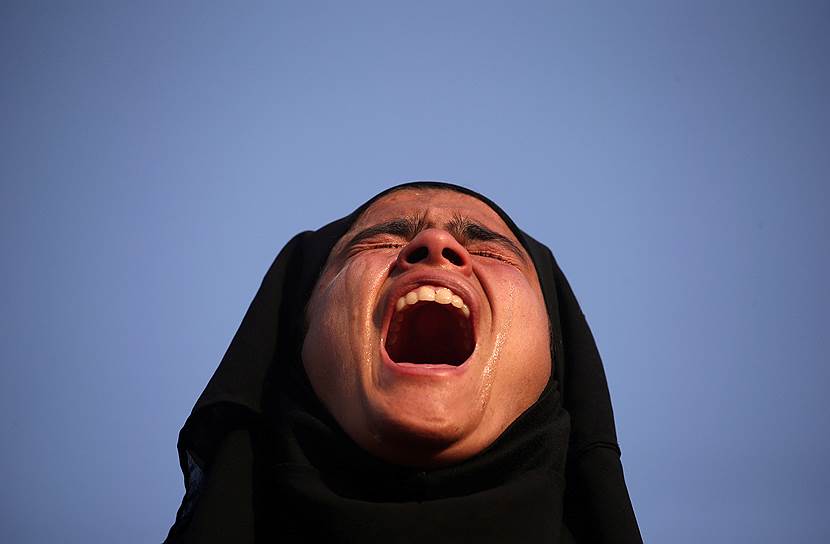 Сринагар, Индия. Девушка плачет на похоронах боевика, убитого в перестрелке с индийскими силами безопасности