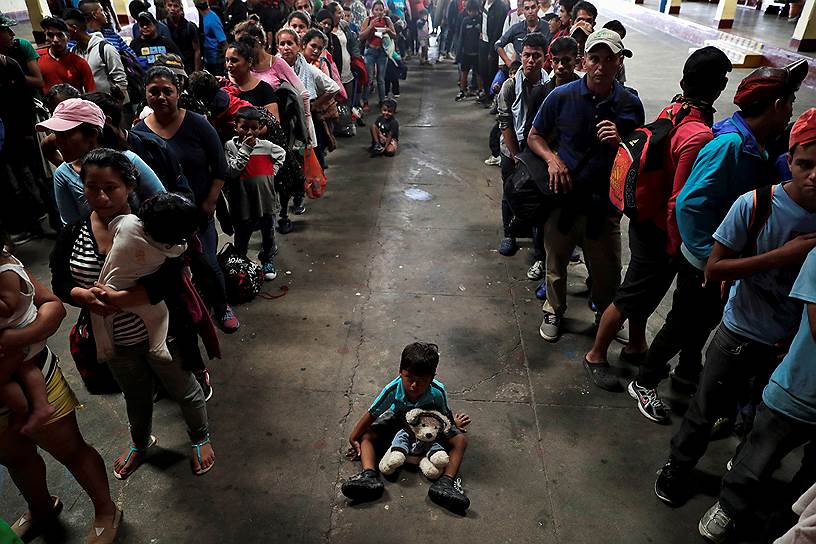 Гватемала. Ребенок сидит на земле среди мигрантов, которые пытаются добраться до США