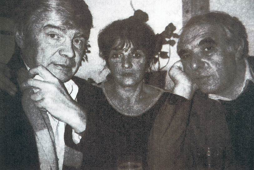 Венедикт Ерофеев, подруга писателя Наталья Шмелькова и поэт Евгений Рейн. 1987 год. Поэма в СССР еще не опубликована
