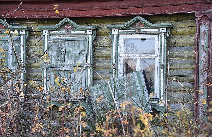 В деревне Мышлино множество домов пустует или используется как дачи, дом тещи Ерофеева не сохранился