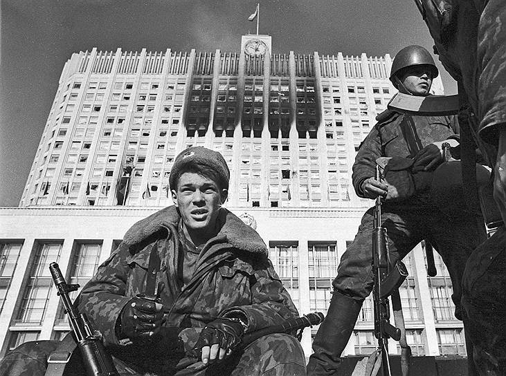 Октябрь 1993 года – силовое противостояние Верховного Совета и президентской ветви власти Бориса Ельцина
А я ему по-русски, рыжему, -
Как ни целься - выше, ниже ли,
Ты ударишь - я, бля, выживу,
Я ударю - ты, бля, выживи!
