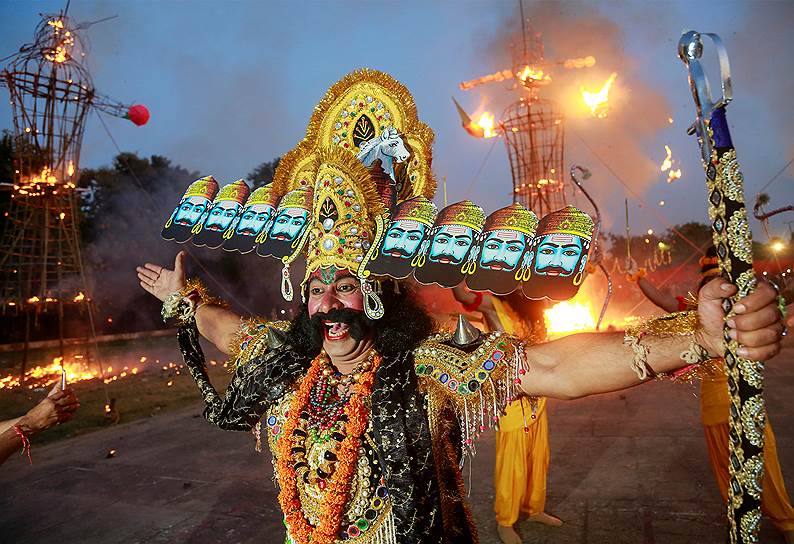 Чандигарх, Индия. Актер в образе повелителя демонов Раваны во время празднования Наваратри — праздника поклонения богине Деви Дурге