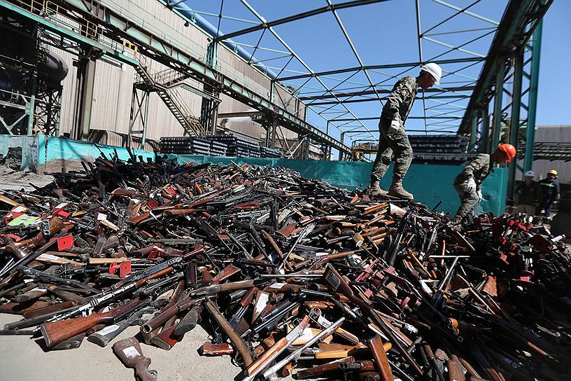 Сантьяго, Чили. Пункт сбора конфискованного у населения оружия