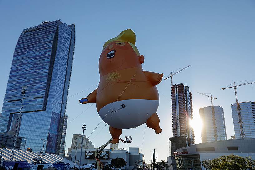 Лос-Анджелес, США. Гигантский надувной шар «Малыш Трамп» накануне открытия форума Politicon