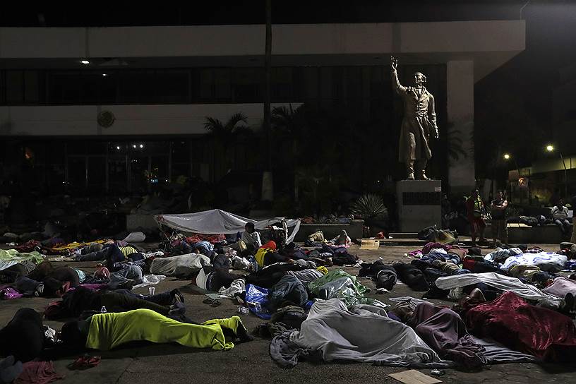 Тапачула, Мексика. Мигранты из Гондураса спят около памятника революционному вождю Мигелю Идальго