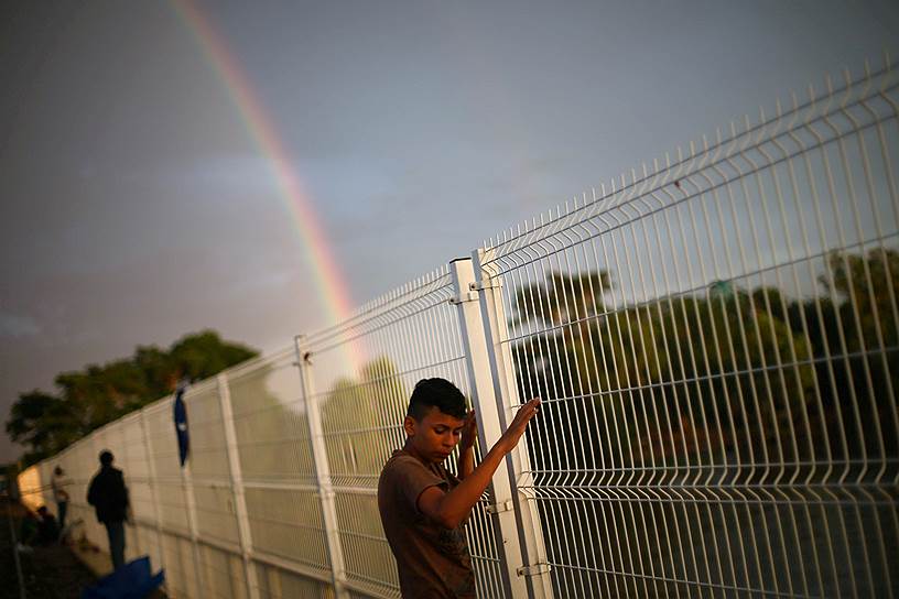 Сьюдад Идальго, Мексика. Мигрант ожидает открытия моста на пути в США