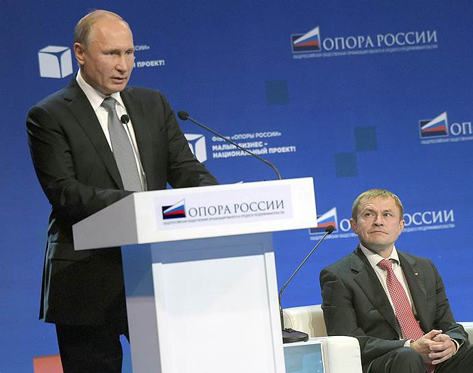 Президент России Владимир Путин (слева) и президент общественной организации «Опора России» Александр Калинин